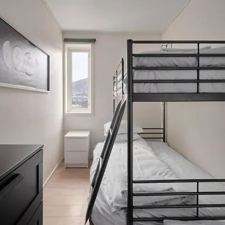 Apartment Sentrumsnaer Og Romslig 4-roms Leilighet